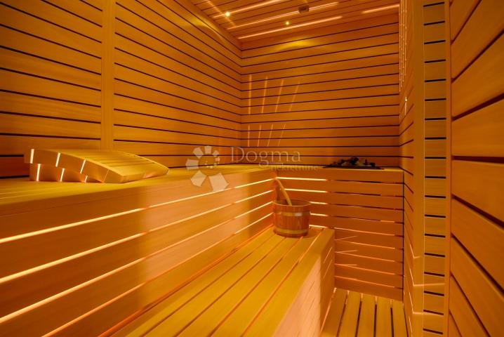 MARINA KOD TROGIRA – LUXUZNE VILLE LUCY ***** VILLA PLUM