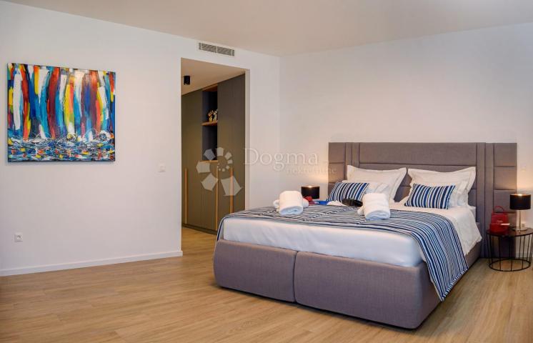 MARINA KOD TROGIRA – LUXUZNE VILLE LUCY ***** VILLA PLUM