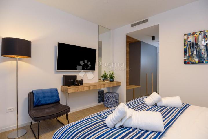 MARINA KOD TROGIRA – LUXUZNE VILLE LUCY ***** VILLA PLUM