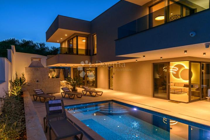 MARINA KOD TROGIRA – LUXUZNE VILLE LUCY ***** VILLA PLUM