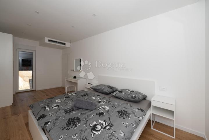 LUKSUZNA VILA SA BAZENOM, TROGIR
