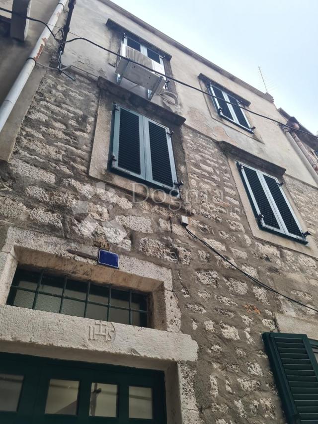 ŠIBENIK CENTAR - kamena kuća blizu rive