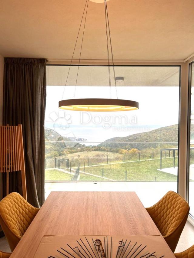 MODERAN STAN NA PRESTIŽNOJ LOKACIJI, POGLED MORE!
