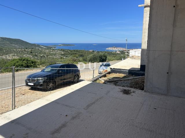 PRIMOŠTEN – Dvosoban stan u prizemlju, terasa i pogled na more