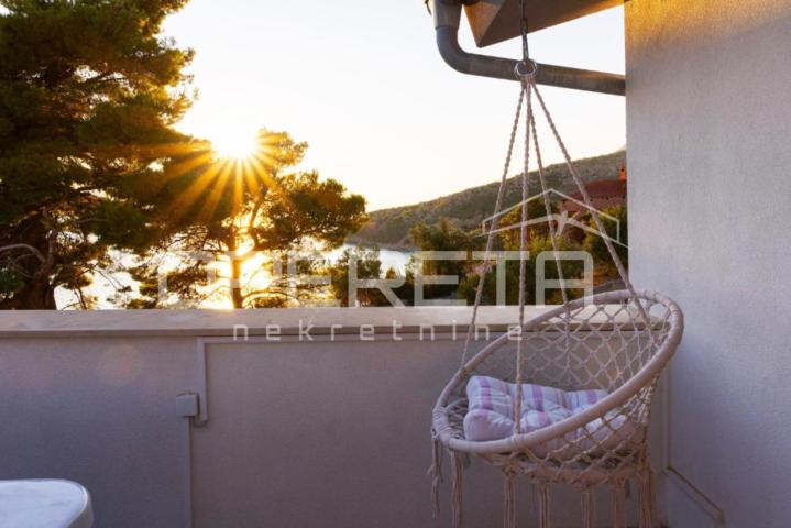 Luksuzna vila s bazenom 50 m od mora i pogledom na otoke