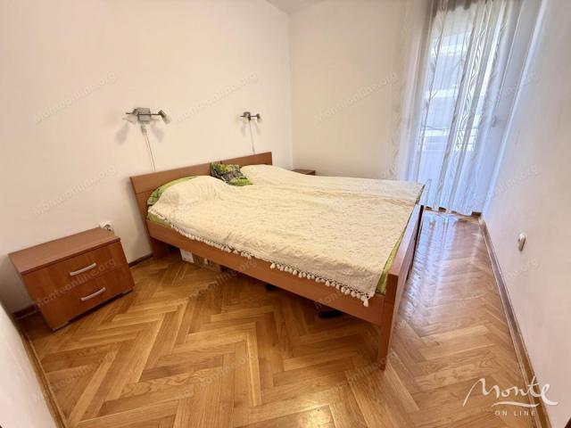 Svijetao jednosoban stan sa prostranom terasom u Budvi
