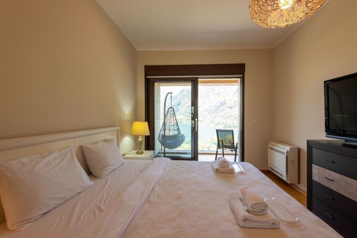Trosoban stan 141m2 sa panoramskim pogledom na more i zaliv– Škaljari, Kotor (IZDAVANJE NA DUZI PERI