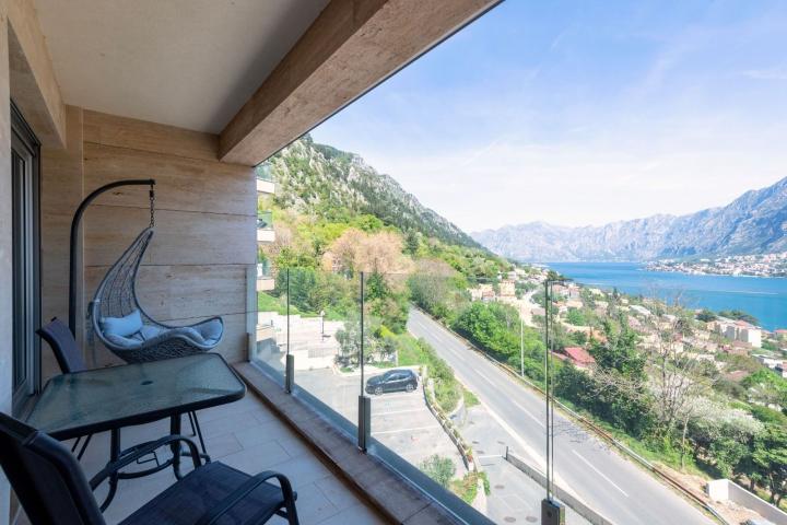 Trosoban stan 141m2 sa panoramskim pogledom na more i zaliv– Škaljari, Kotor (IZDAVANJE NA DUZI PERI