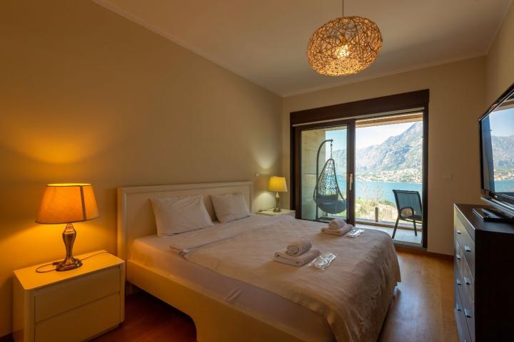 Trosoban stan 141m2 sa panoramskim pogledom na more i zaliv– Škaljari, Kotor (IZDAVANJE NA DUZI PERI