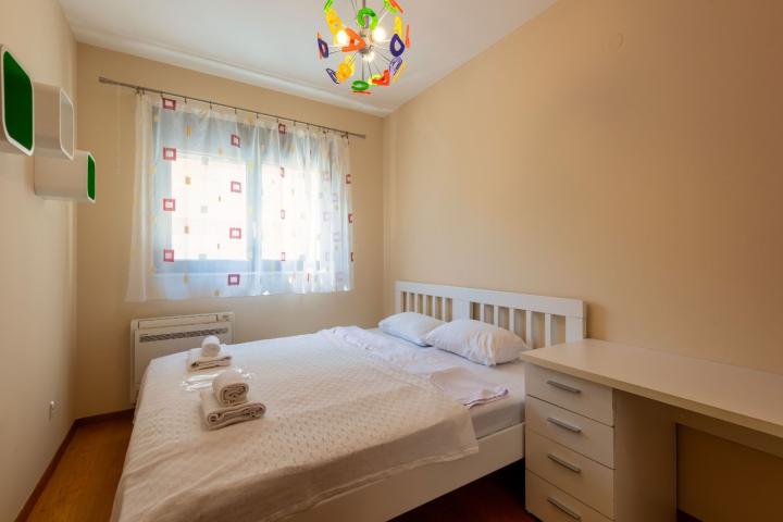 Trosoban stan 141m2 sa panoramskim pogledom na more i zaliv– Škaljari, Kotor (IZDAVANJE NA DUZI PERI