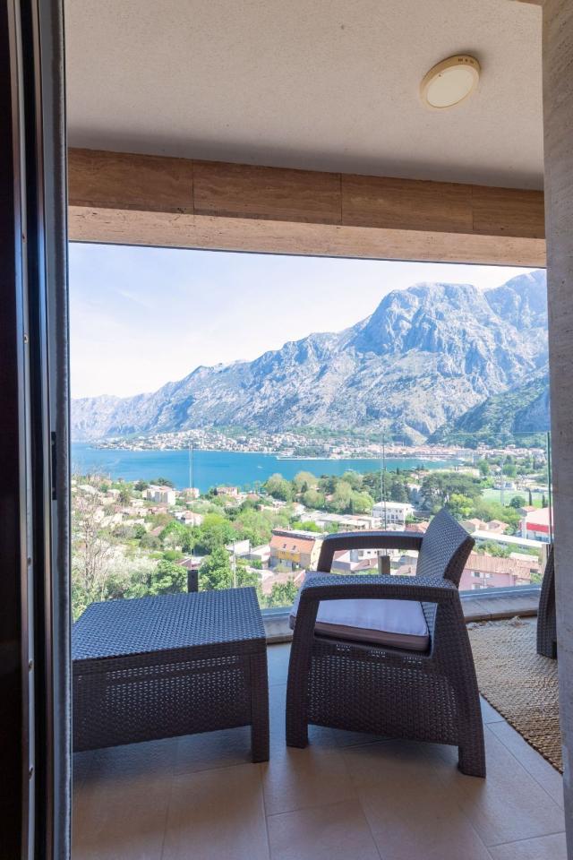 Trosoban stan 141m2 sa panoramskim pogledom na more i zaliv– Škaljari, Kotor (IZDAVANJE NA DUZI PERI