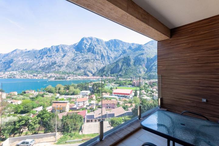 Trosoban stan 141m2 sa panoramskim pogledom na more i zaliv– Škaljari, Kotor (IZDAVANJE NA DUZI PERI