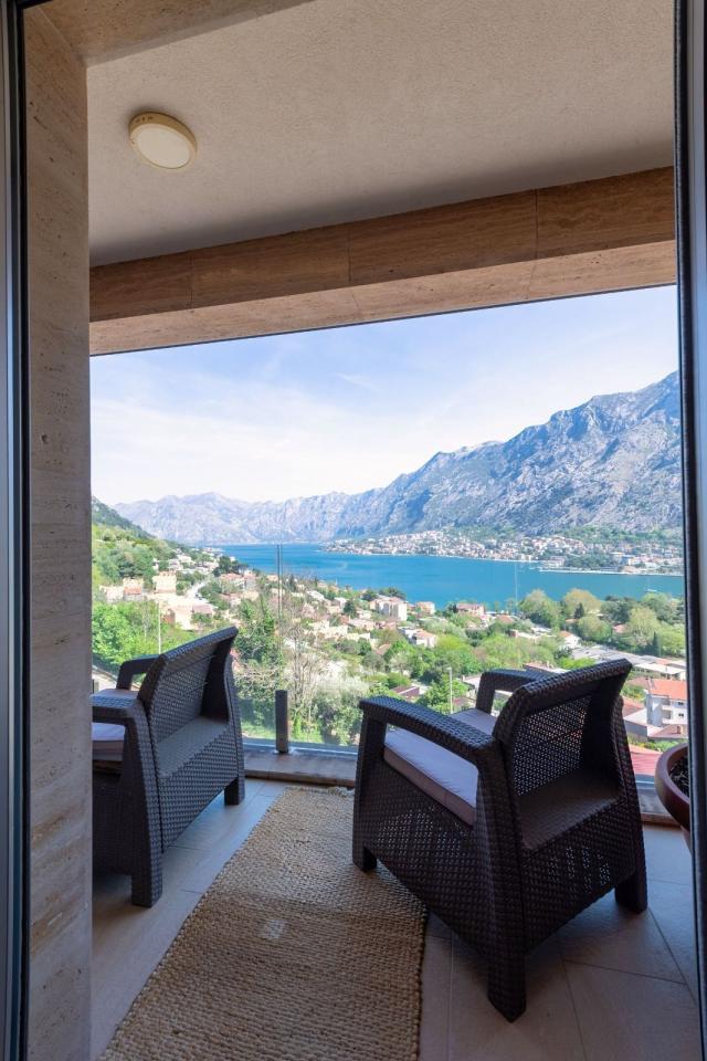 Trosoban stan 141m2 sa panoramskim pogledom na more i zaliv– Škaljari, Kotor (IZDAVANJE NA DUZI PERI