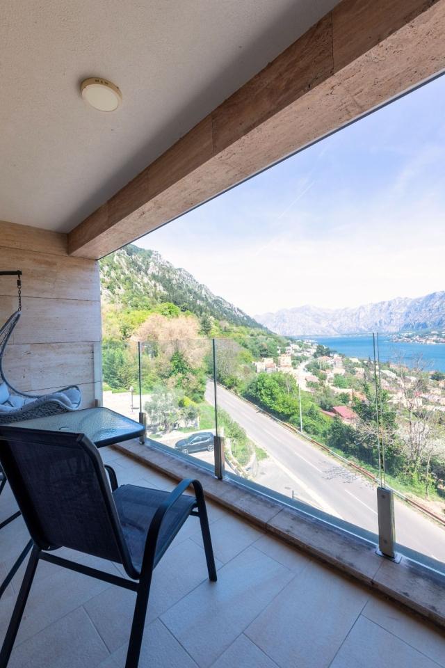 Trosoban stan 141m2 sa panoramskim pogledom na more i zaliv– Škaljari, Kotor (IZDAVANJE NA DUZI PERI
