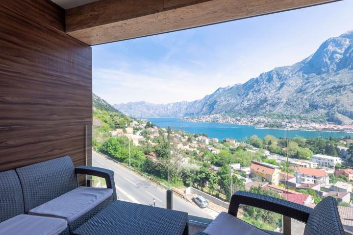Trosoban stan 141m2 sa panoramskim pogledom na more i zaliv– Škaljari, Kotor (IZDAVANJE NA DUZI PERI