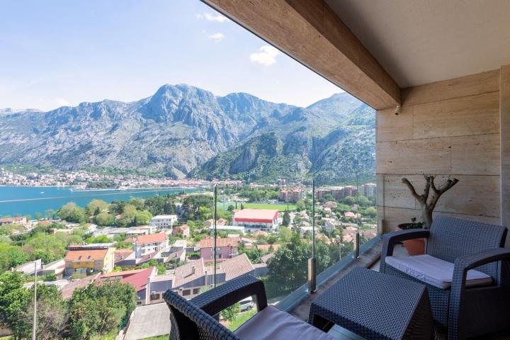 Trosoban stan 141m2 sa panoramskim pogledom na more i zaliv– Škaljari, Kotor (IZDAVANJE NA DUZI PERI