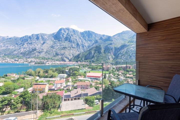 Trosoban stan 141m2 sa panoramskim pogledom na more i zaliv– Škaljari, Kotor (IZDAVANJE NA DUZI PERI