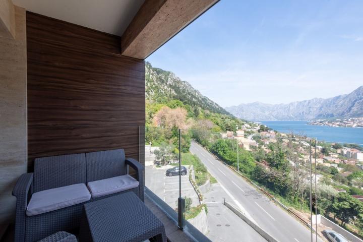 Trosoban stan 141m2 sa panoramskim pogledom na more i zaliv– Škaljari, Kotor (IZDAVANJE NA DUZI PERI