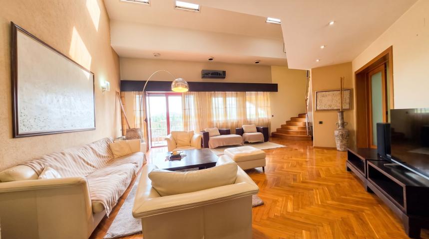 Prodaja luksuznog četvorosobnog namještenog duplex stana 281m² sa četiri terase – Preko Morače, Podg