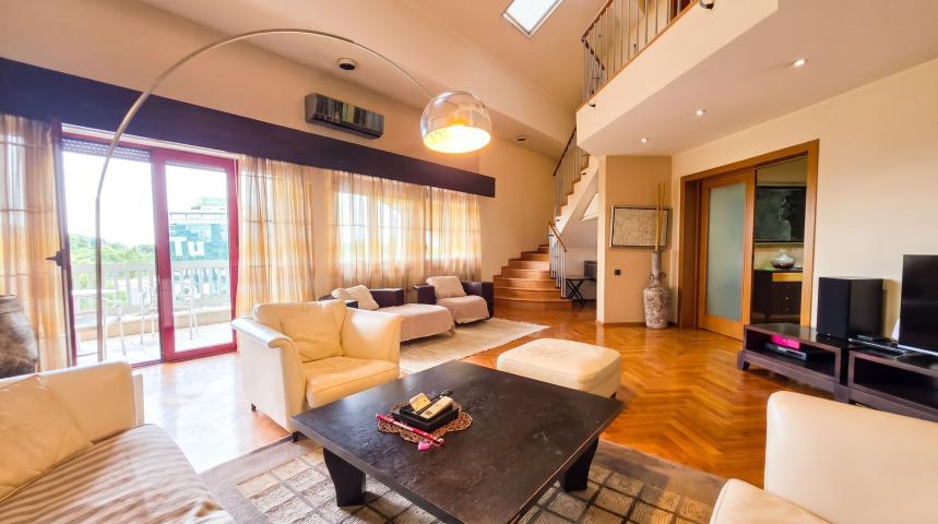 Prodaja luksuznog četvorosobnog namještenog duplex stana 281m² sa četiri terase – Preko Morače, Podg