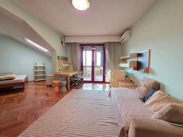 Prodaja luksuznog četvorosobnog namještenog duplex stana 281m² sa četiri terase – Preko Morače, Podg