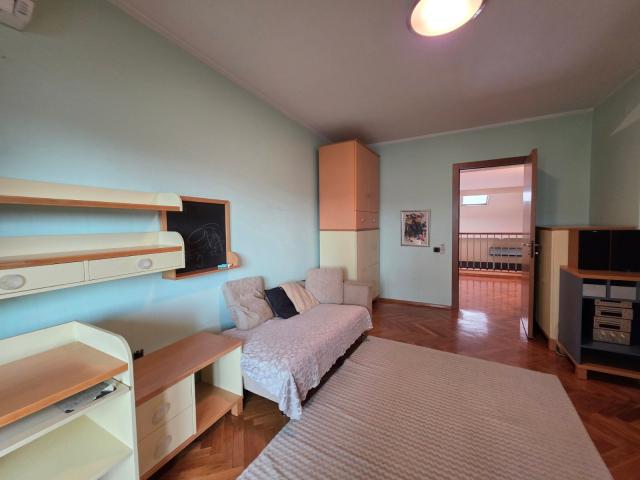 Prodaja luksuznog četvorosobnog namještenog duplex stana 281m² sa četiri terase – Preko Morače, Podg