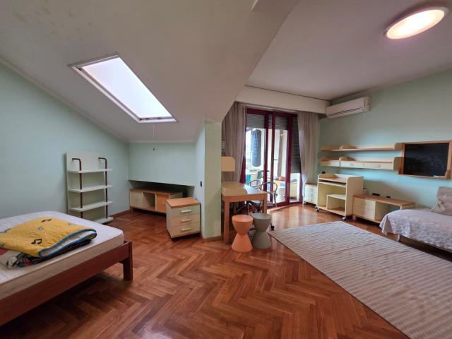 Prodaja luksuznog četvorosobnog namještenog duplex stana 281m² sa četiri terase – Preko Morače, Podg
