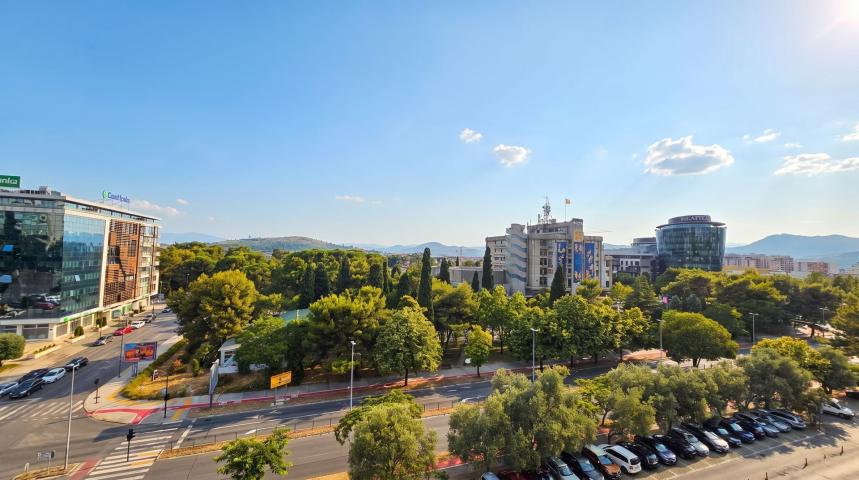 Prodaja luksuznog četvorosobnog namještenog duplex stana 281m² sa četiri terase – Preko Morače, Podg