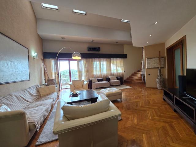 Prodaja luksuznog četvorosobnog namještenog duplex stana 281m² sa četiri terase – Preko Morače, Podg