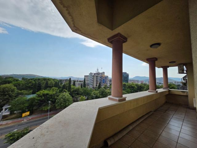 Prodaja luksuznog četvorosobnog namještenog duplex stana 281m² sa četiri terase – Preko Morače, Podg