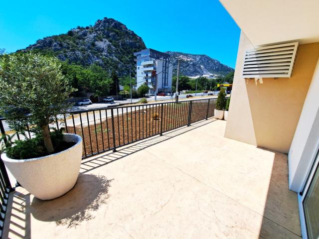 Prodaja namestenog jednosobnog stana sa pogledom na more (55.52 + terasa 23.550 u modernom kompleksu
