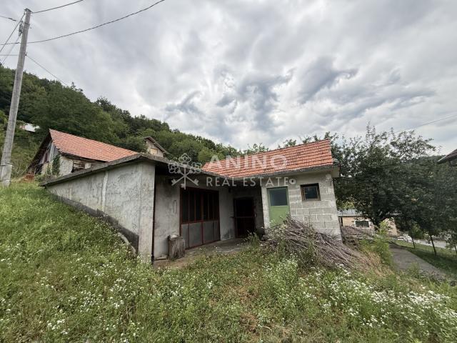 Imanje s velikim potencijalom – dvije kuće, garaže i gospodarski objekti