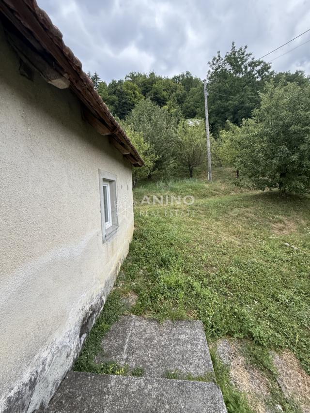 Imanje s velikim potencijalom – dvije kuće, garaže i gospodarski objekti
