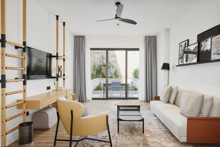 EXCLUSIVE OPPORTUNITY TO PURCHASE A LUXURIOUS DUPLEX