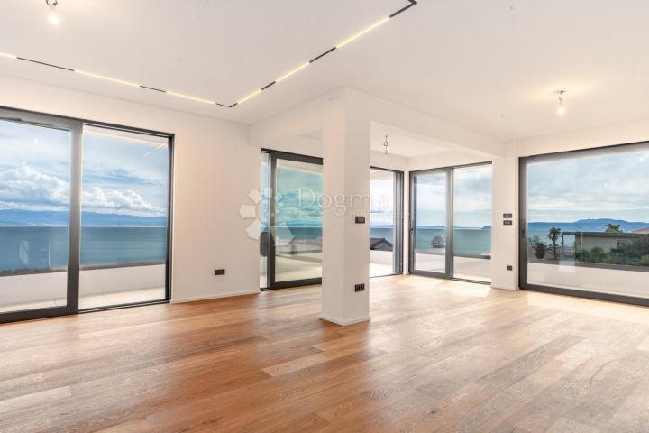 5★ LOVRAN – 335 m² UKUPNO! Stan 124 m² + natkrivena terasa 49 m² + vrt i parking 162 m² – 3 sobe, DB