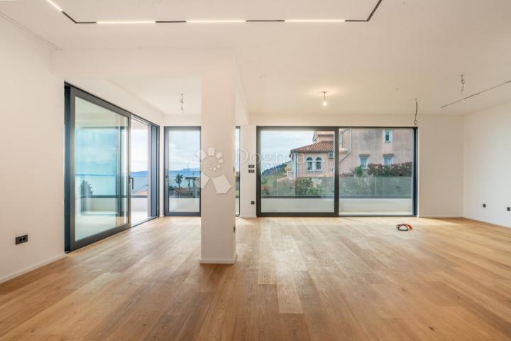 5★ LOVRAN – 335 m² UKUPNO! Stan 124 m² + natkrivena terasa 49 m² + vrt i parking 162 m² – 3 sobe, DB