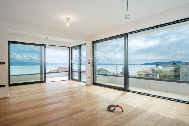5★ LOVRAN – 335 m² UKUPNO! Stan 124 m² + natkrivena terasa 49 m² + vrt i parking 162 m² – 3 sobe, DB