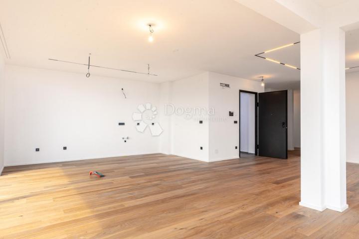 5★ LOVRAN – 335 m² UKUPNO! Stan 124 m² + natkrivena terasa 49 m² + vrt i parking 162 m² – 3 sobe, DB