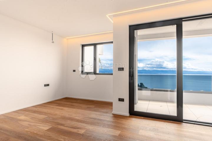 5★ LOVRAN – 335 m² UKUPNO! Stan 124 m² + natkrivena terasa 49 m² + vrt i parking 162 m² – 3 sobe, DB