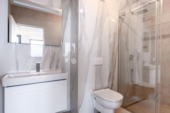 5★ LOVRAN – 335 m² UKUPNO! Stan 124 m² + natkrivena terasa 49 m² + vrt i parking 162 m² – 3 sobe, DB