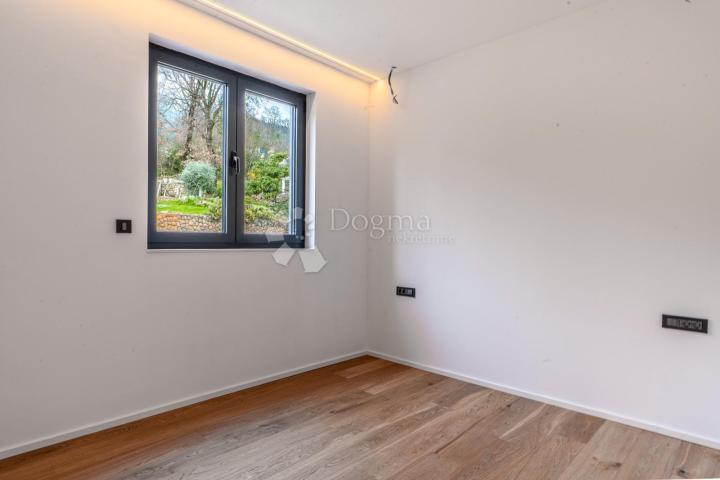 5★ LOVRAN – 335 m² UKUPNO! Stan 124 m² + natkrivena terasa 49 m² + vrt i parking 162 m² – 3 sobe, DB