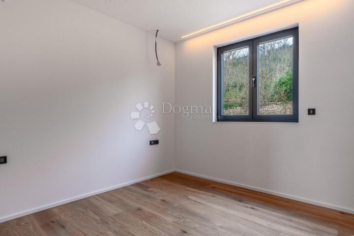 5★ LOVRAN – 335 m² UKUPNO! Stan 124 m² + natkrivena terasa 49 m² + vrt i parking 162 m² – 3 sobe, DB