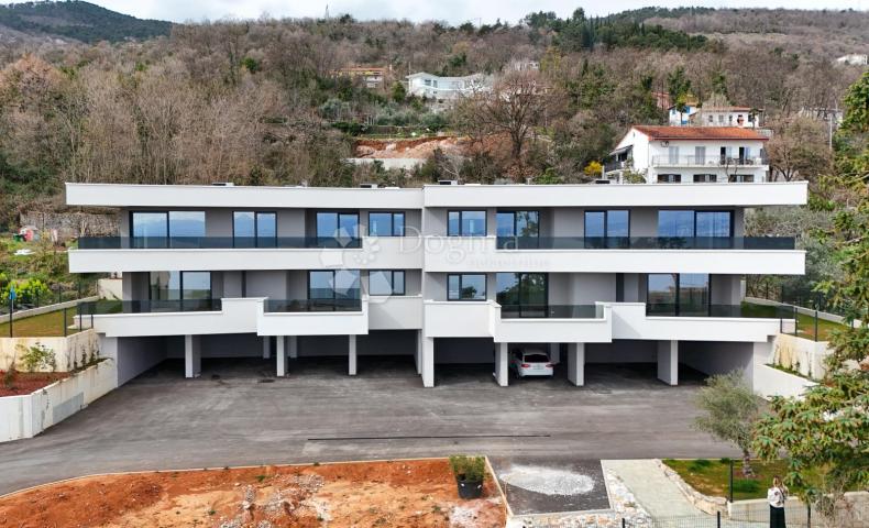 5★ LOVRAN – 335 m² UKUPNO! Stan 124 m² + natkrivena terasa 49 m² + vrt i parking 162 m² – 3 sobe, DB