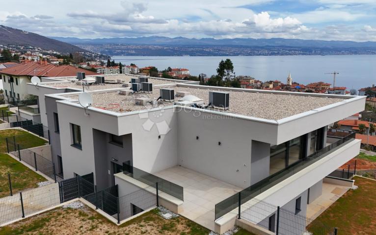 5★ LOVRAN – 335 m² UKUPNO! Stan 124 m² + natkrivena terasa 49 m² + vrt i parking 162 m² – 3 sobe, DB