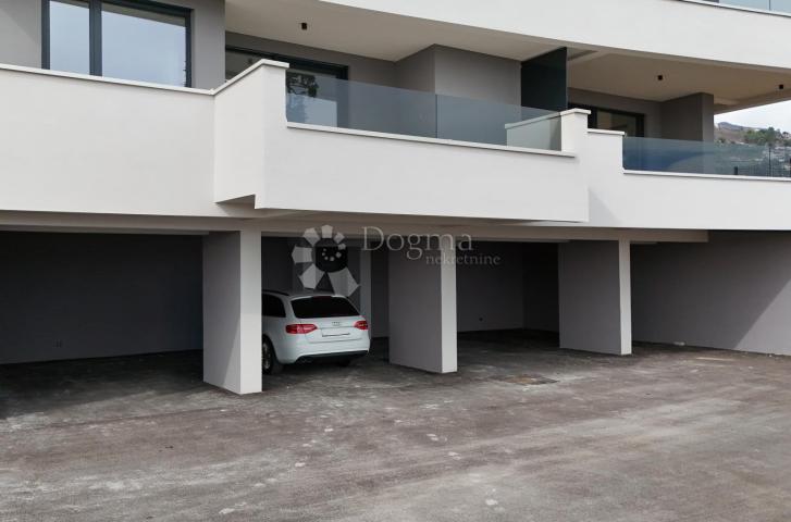 5★ LOVRAN – 335 m² UKUPNO! Stan 124 m² + natkrivena terasa 49 m² + vrt i parking 162 m² – 3 sobe, DB
