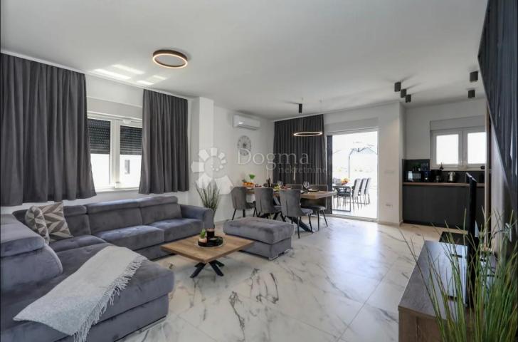 VRSI S1– MODERN DUPLEX HOUSE WITH HEATED SWIMMING POOL