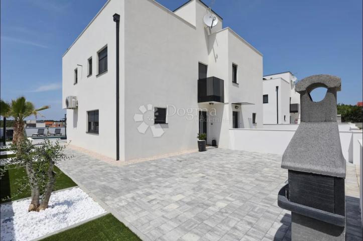 VRSI S1– MODERN DUPLEX HOUSE WITH HEATED SWIMMING POOL