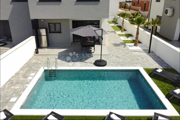VRSI S1– MODERN DUPLEX HOUSE WITH HEATED SWIMMING POOL