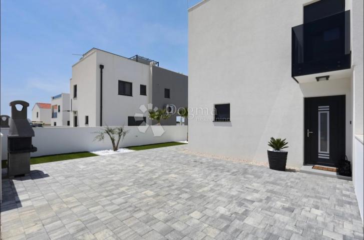 VRSI S2– MODERN DUPLEX HOUSE WITH HEATED SWIMMING POOL