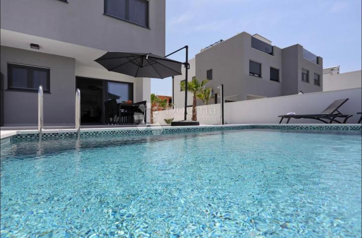 VRSI S2– MODERN DUPLEX HOUSE WITH HEATED SWIMMING POOL
